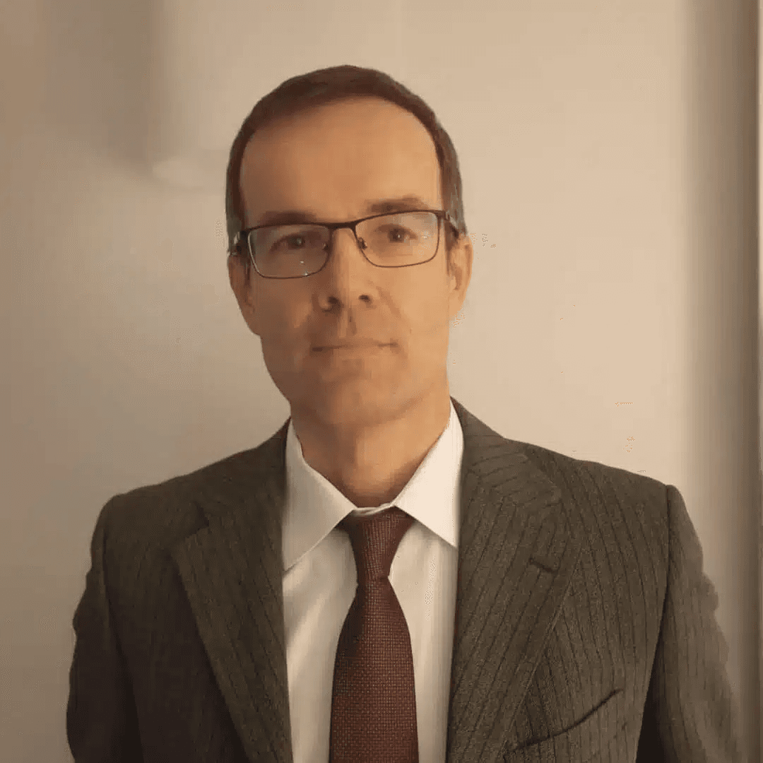Simone Valmori 税务律师肖像